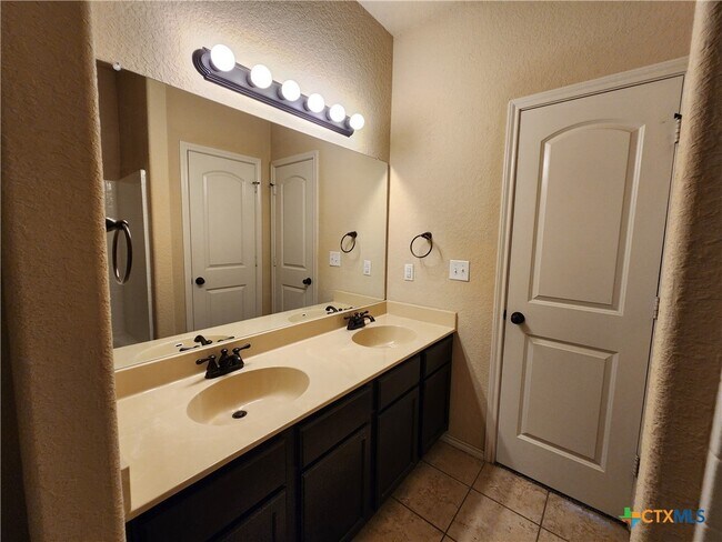Building Photo - 712 Creekside Cir