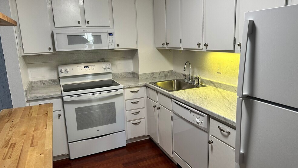 Like-new appliances and counters - 460 S Marion Pky