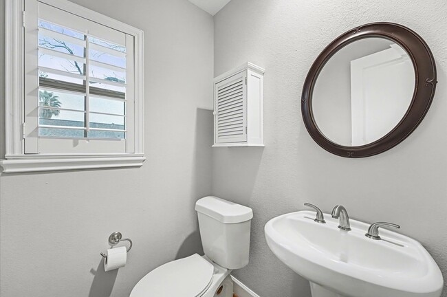 Building Photo - 584 Bomar St