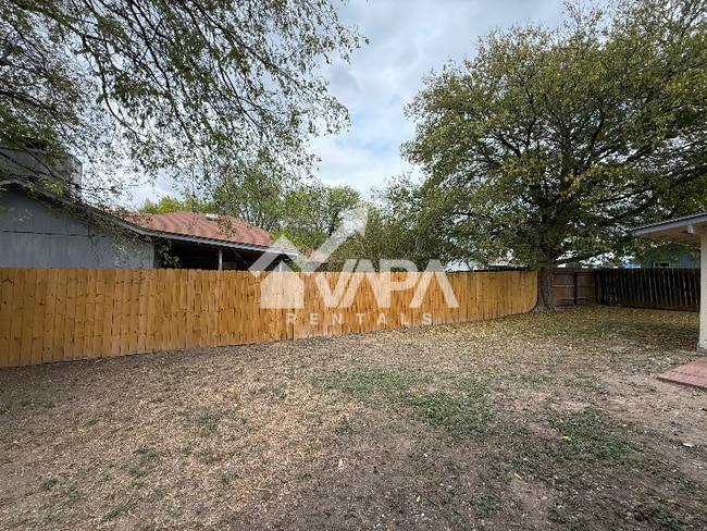 Building Photo - 6735 Stone Lake Dr