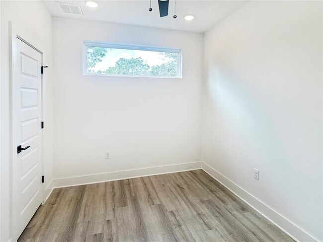 Building Photo - 6107 Begonia Cir