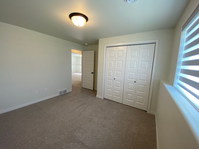Building Photo - 3 bed, 2.5 bath South Fargo Home For Rent!