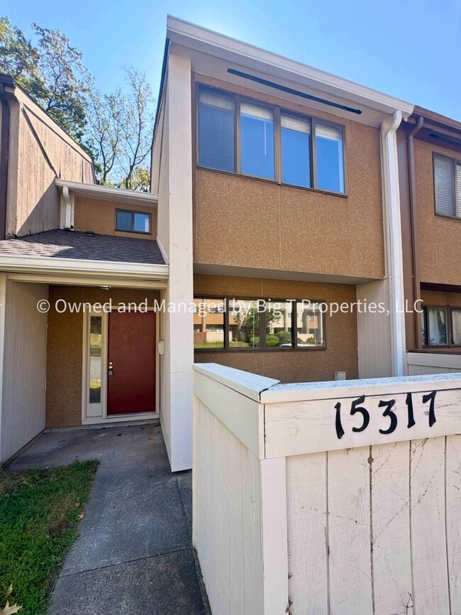 Primary Photo - Beautifully updated huge townhouse in Wood...