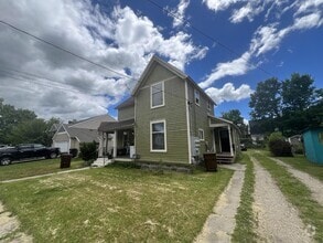 Building Photo - 1Bedroom Upper