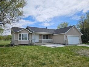 Building Photo - Beautifully Remodeled 4 Bed / 2 Bath Home in Stansbury Park