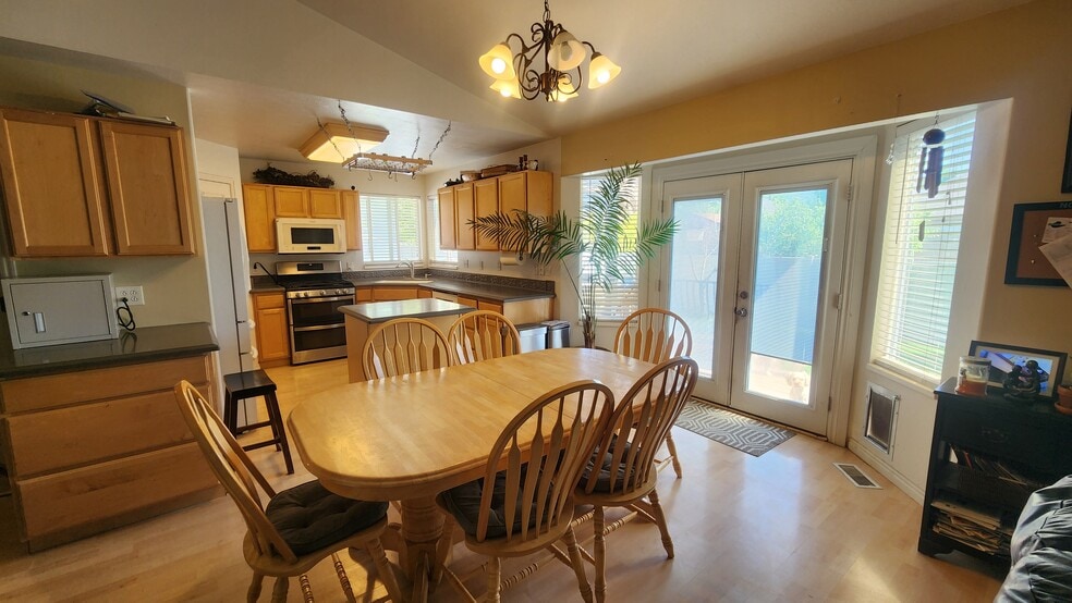 Dining Area - 883 W 2100 S