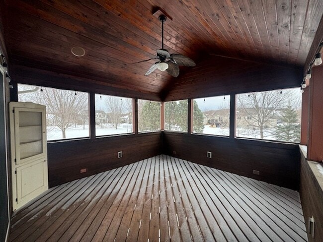 Building Photo - Gorgeous 6 Bed/3 Bath/3 Garage SFH with Screened in Porch, and Firepit in Minnetrista!