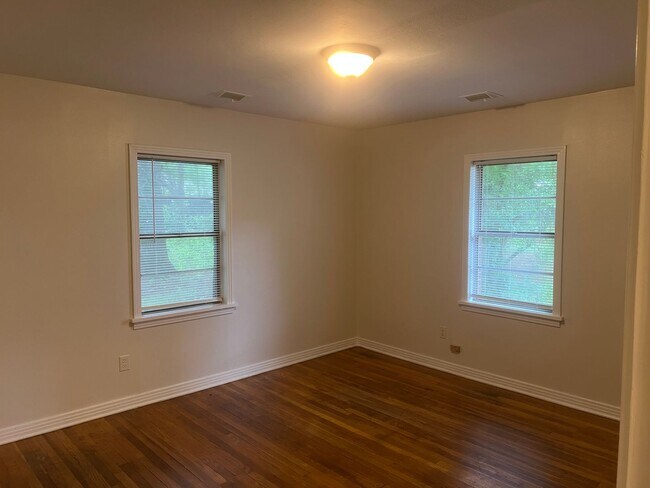 Building Photo - 3 Bed 1 Bath Home