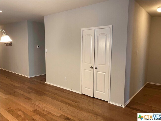 Building Photo - 180 Martha Dr