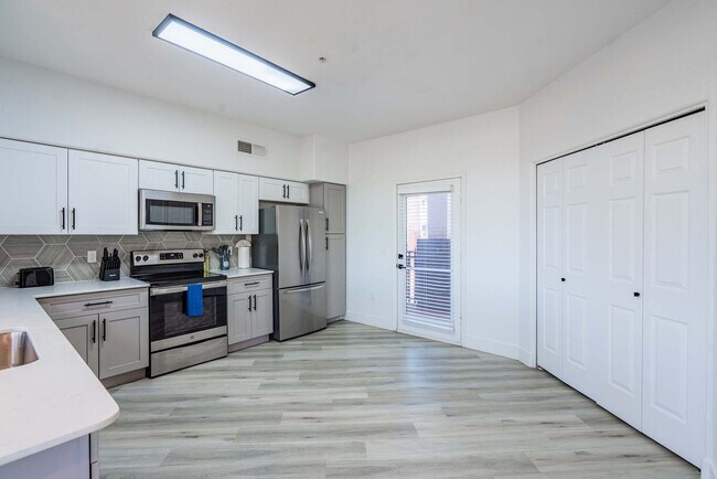 Building Photo - 6610 N 93rd Ave