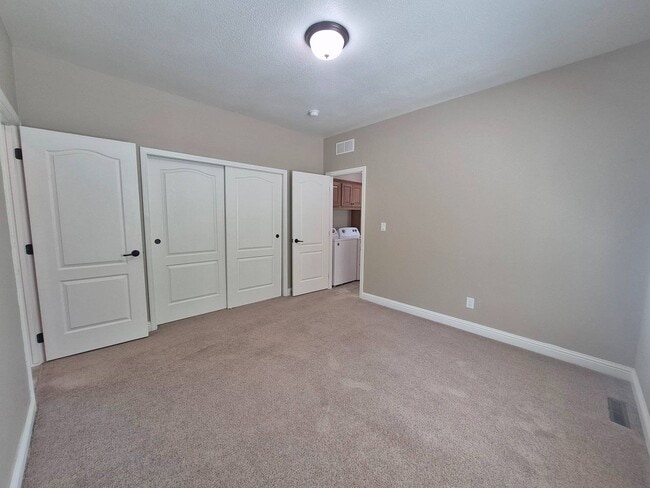 Building Photo - 1054 Mountain Shadows Blvd