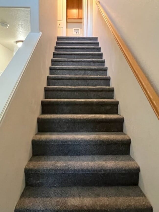 Building Photo - 3 BEDROOM TOWNHOME/ FENCED YARD/ ATTACHED GARAGE