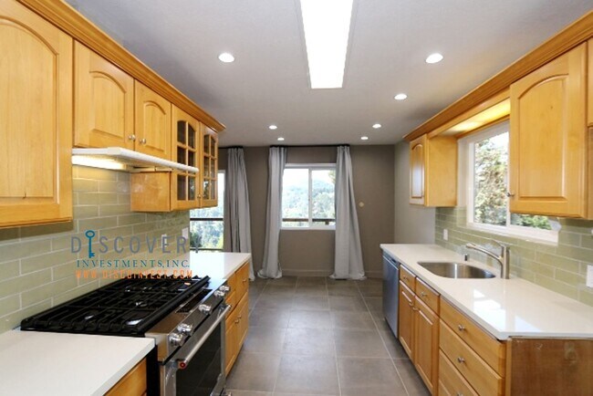 Building Photo - Mid-Century 3 Bedroom Home in Montclair