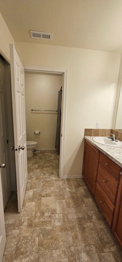 Building Photo - Spacious Bremerton Two-Story