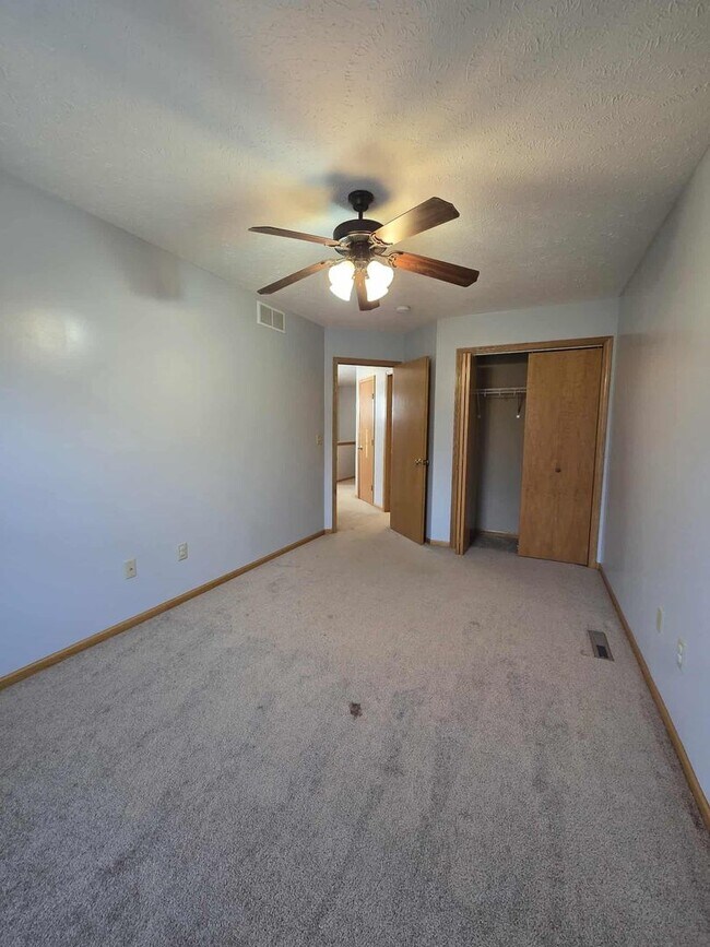 Building Photo - Spacious Town House!!