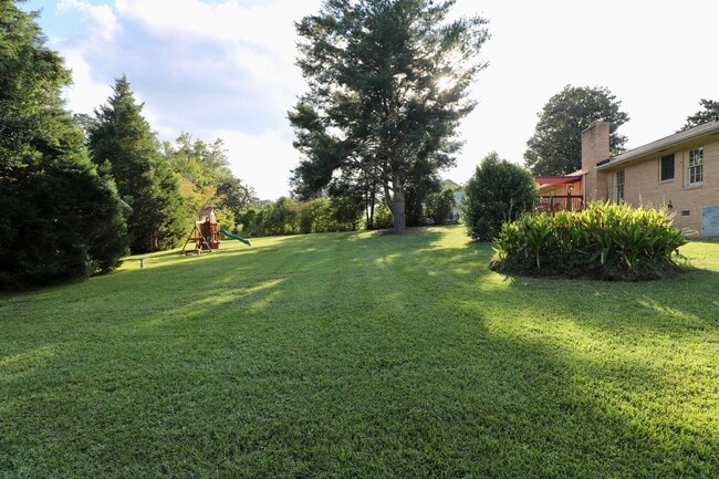 Building Photo - 549 Pringle Dr