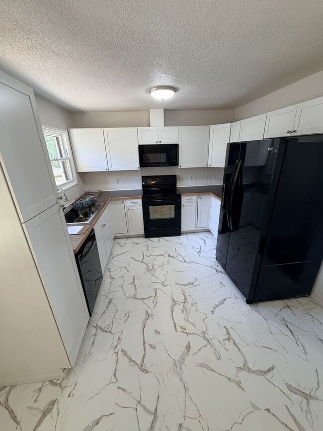 Building Photo - Beautifully Remodeled 3-Bedroom, 2-Bath Home