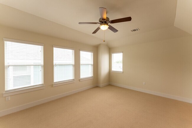 Building Photo - Spacious, Stylish, and Perfectly Located 3 Bedrooms, 2.5 Bathrooms in North Shields!!!