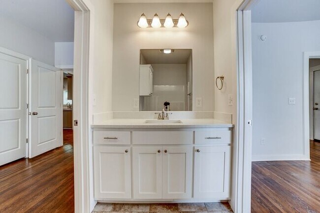 Building Photo - 3/2 Historical Home On Beautiful Main Stre...