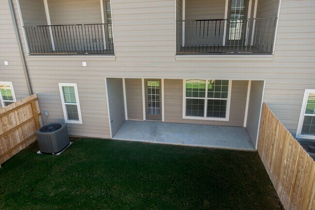 Building Photo - Available August 2026! Beautiful 3 Bed/3.5...