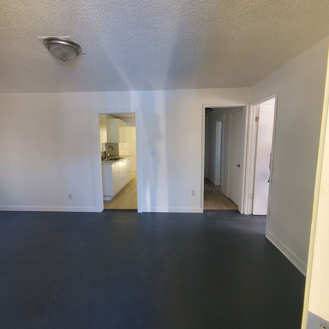 Building Photo - 2 Bedroom, 1 Bathroom Home with a Den for ...