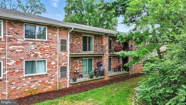 Building Photo - 206 Victor Pkwy