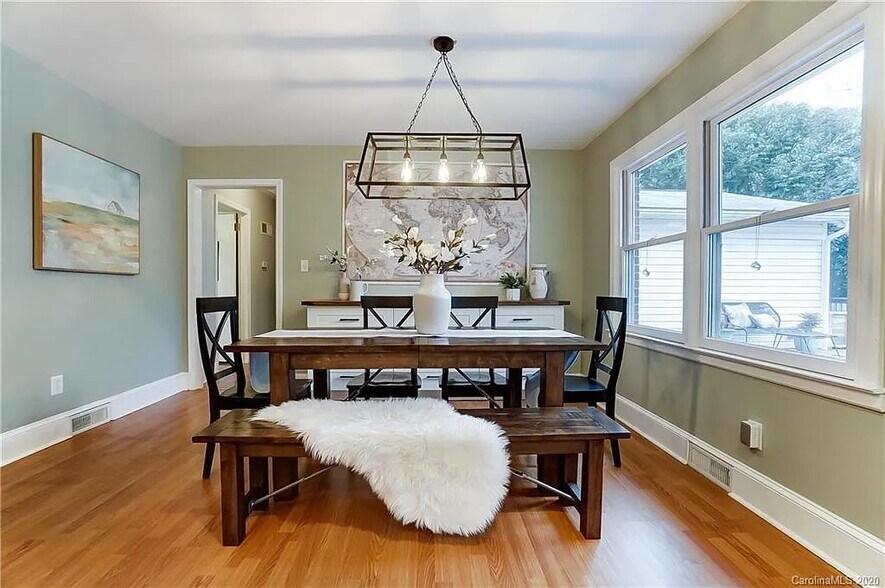 Building Photo - 10700 Forest Dr