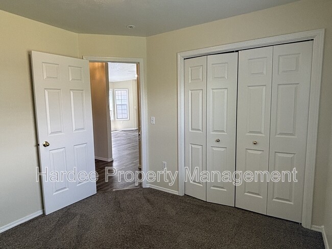 Building Photo - 10764 W Goldenrod Ave