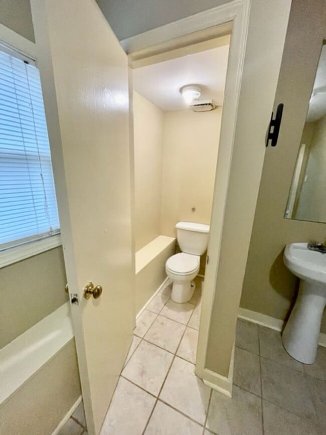 Building Photo - Adorable 2 Bedroom 1 Bath Apartment.Located in the Cotswold Area