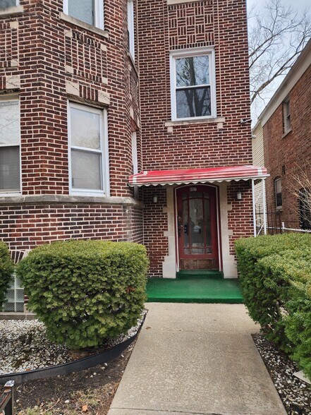 Building Photo - 8117 S Kingston Ave