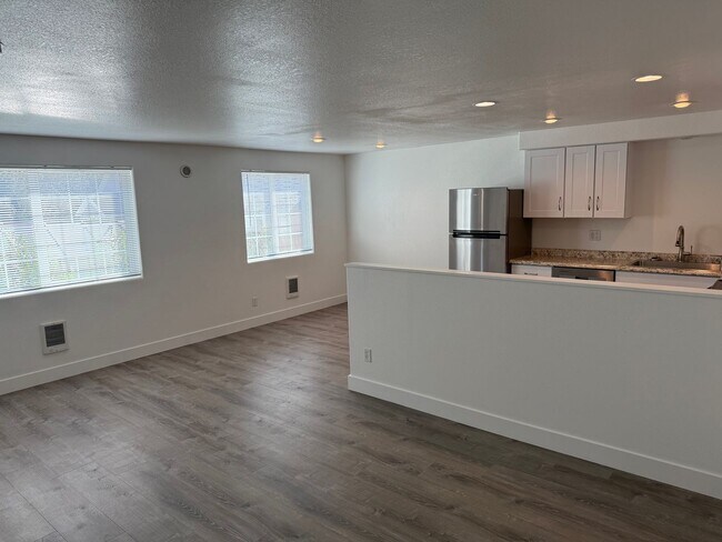 Building Photo - M613-617