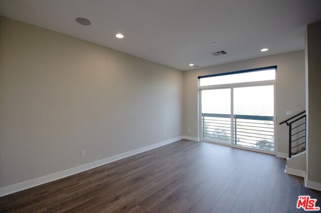 Building Photo - 2753 Waverly Dr