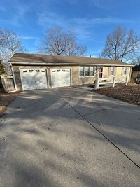 Building Photo - COMING SOON! 3 Bed 1 Bath Home! $1350.00