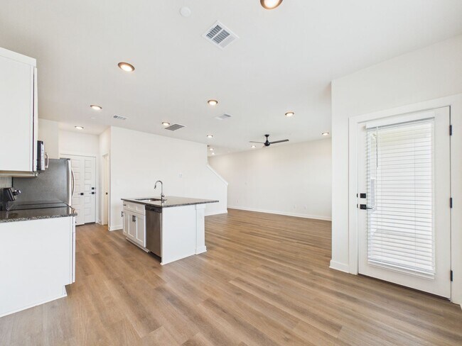 Building Photo - Great Townhouse with private yard
