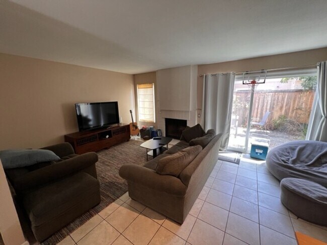 Building Photo - Beautiful 3 BD, 2.5 BA Townhome At The Gro...