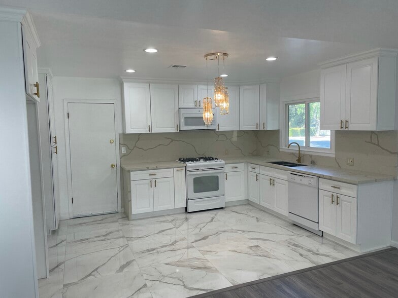 Building Photo - 22602 Victory Blvd