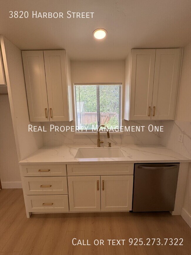 Building Photo - 3820 Harbor St