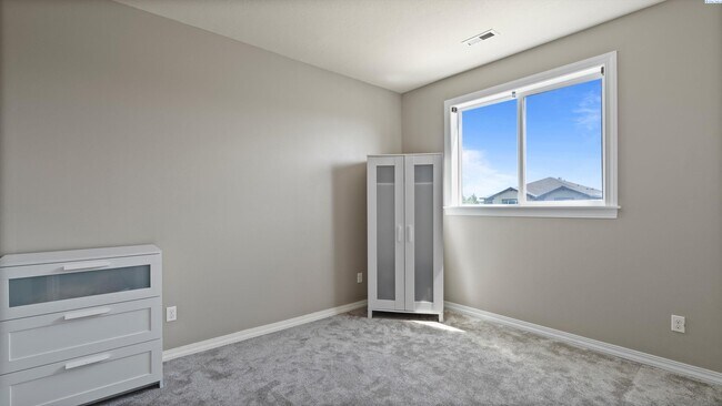 Building Photo - Fully Furnished and available for the holi...