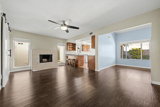 Building Photo - 1056 W Pecos Ave