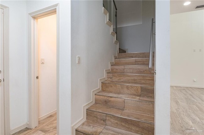 Building Photo - 23 Sunset Dr