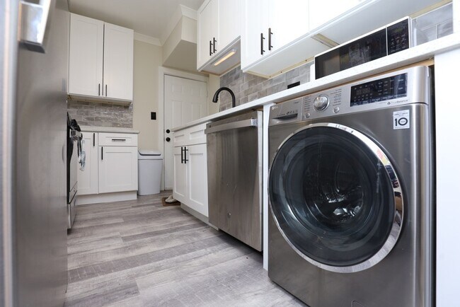 Building Photo - 3839 N Greenview Ave