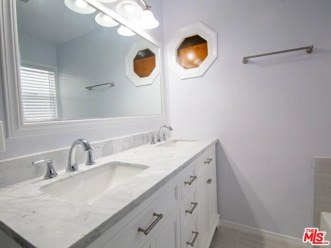 Building Photo - 5913 Overhill Dr