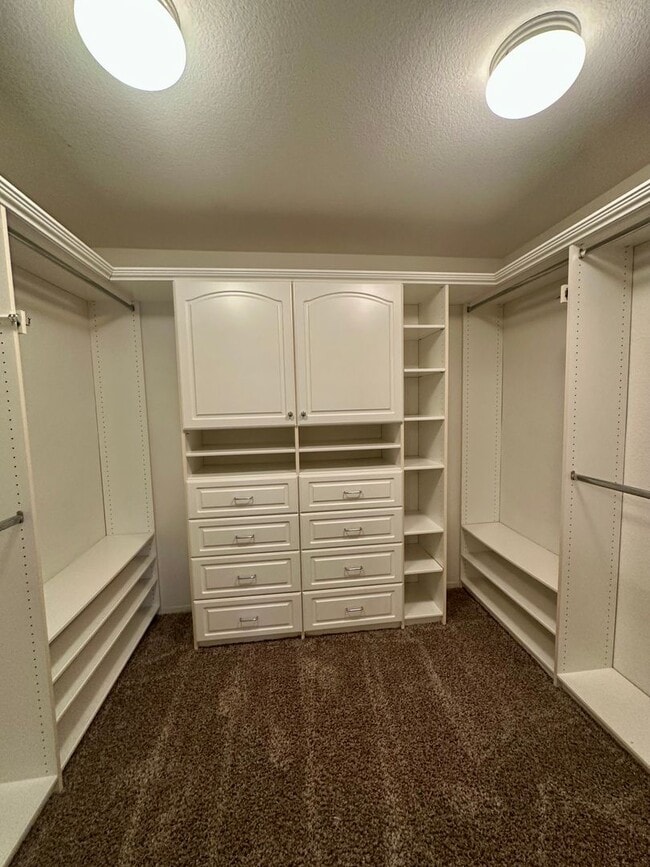 Building Photo - Large 3 bedroom home with loft and large b...