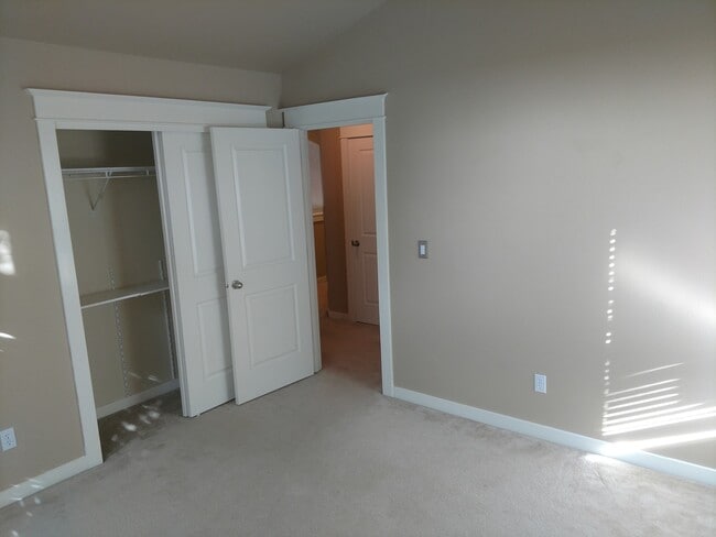 Building Photo - SW Bend - 3 Bed 2.5 Bath -Fenced-Corner lo...