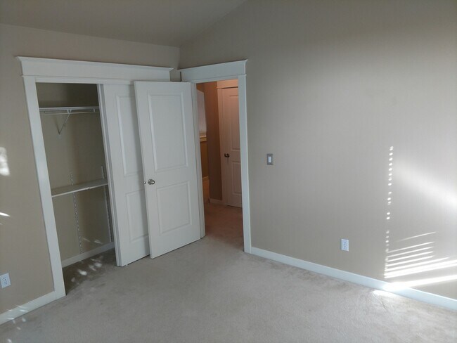 Building Photo - SW Bend - 3 Bed 2.5 Bath -Fenced-Corner lot-Amenities