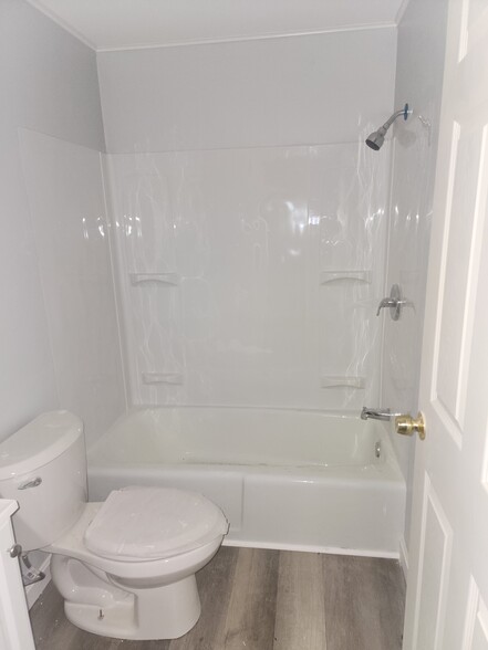 Bathroom - 25 Fleetwood St