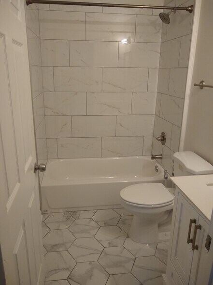 Unit 339 bathroom - 339 Stokes Ave SE