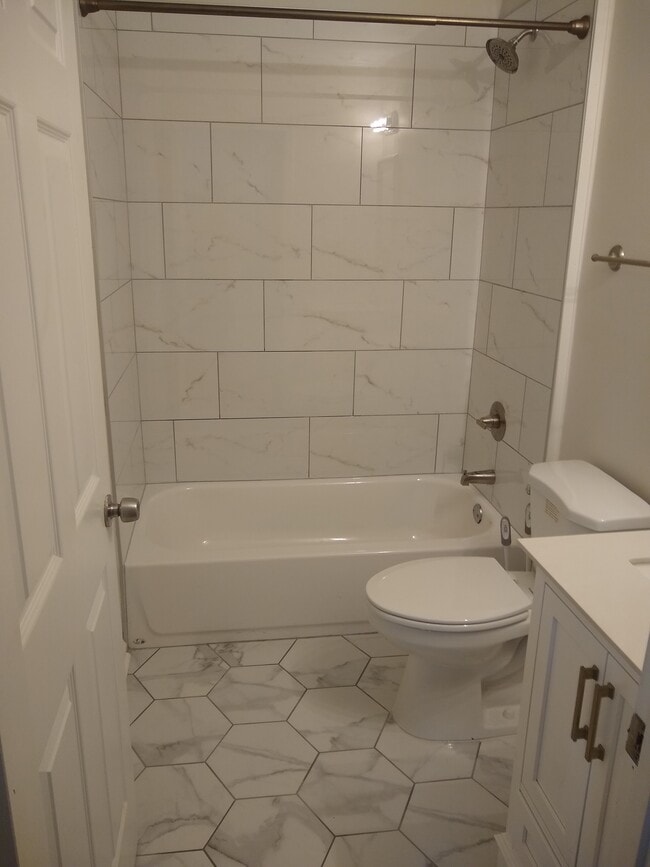 Unit 339 bathroom - 339 Stokes Ave SE