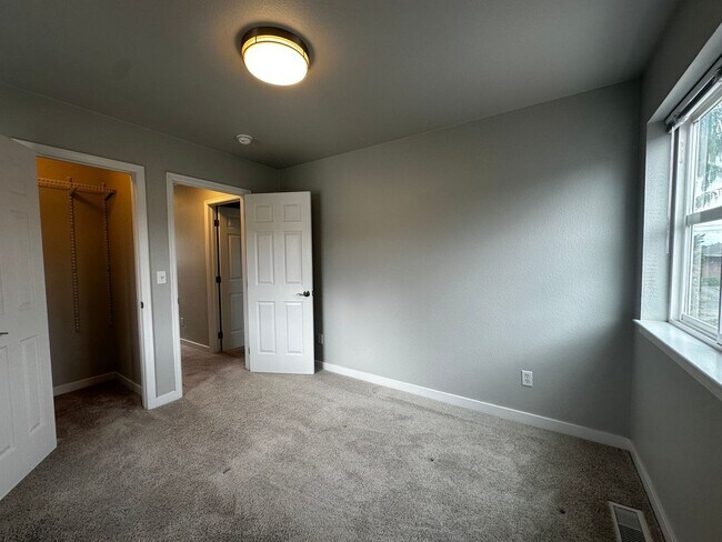 Building Photo - 4324 Hoyt Ave