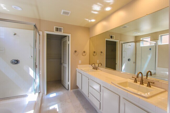 Building Photo - 655 Roscoe St